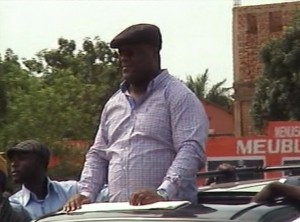 Félix Tshisekedi debout dans une jeep à son arrivée à Lubumbashi. Photo M3 DIider