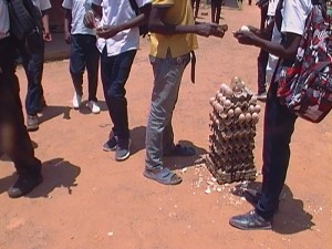 Des jeunes gens achetant des œufs dans une école à Lubumbashi. M3 Didier