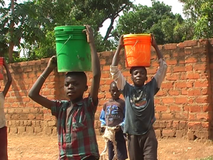 Des enfants portant des seaux d'eau à Lubumbashi, Katuba. M3 Didier