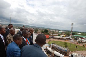 Le premier ministre Matata (cravate rouge) à Kasumbalesa douane. Source: @PrimatureRDC/Twitter