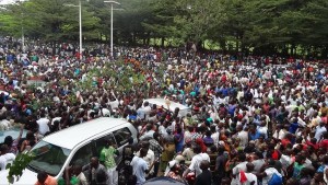 La foule devant le siège de la Radio publique africaine attend le retour de  Bob Rugurika, remis en liberté provisoire après, Bujumbura, Burundi, le 18 février 2015. Source: Rfi.fr