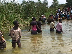 Capture d'écran |De jeunes filles traversant la rivière Kafubu à pieds, à Lubumbashi 