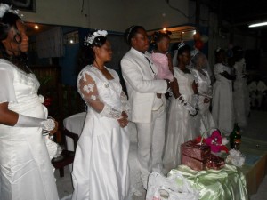 Célébration de 4 mariages polygames dans une église chrétienne à Lubumbashi, 23 mai 2015. Crédit photo: Etienne Tobu