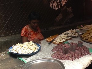 Pauvreté, une femme vend du manioc