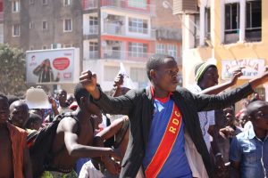 Un manifestant habillé en T-Shir estempié RDC